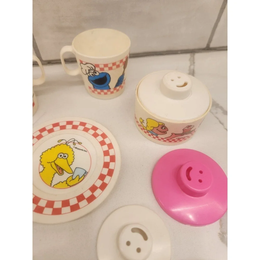 Mixed Lot Of 13 Pieces Plastic And Tin Child's Play Kitchen Toys Cups Plates Lid
